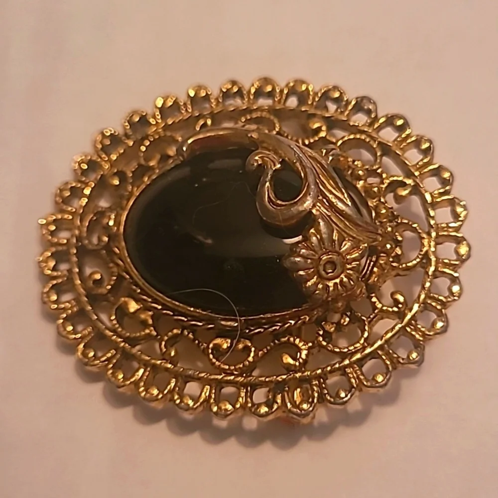 Brooch Vintage Black Bead  Cabachon gold filagree setting  flower embellished
